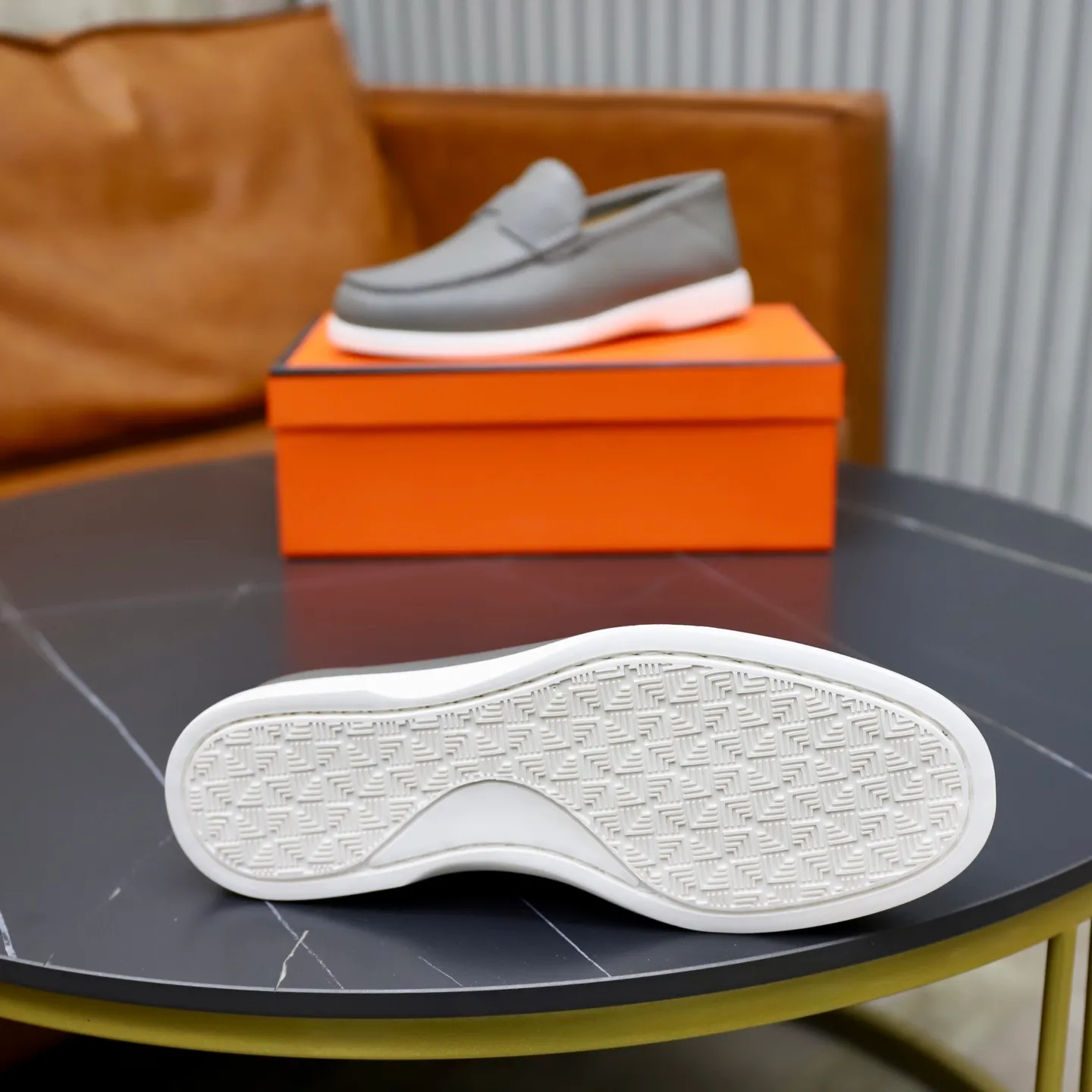 Ex-factory price: 560💰Hermès/Hermès slip-on men's shoes. This shoe is made of imported pebbled cowhide. It has simple and smooth lines and is combined with aerodynamically designed 3CM rubber foam ultra-light soles! Youthful and fashionable, classic H-shaped hardware buckle decoration, calf lining gently wraps the feet, with logo cowhide feet, casual and urban style, highlighting youthful vitality, sports and leisure version, super versatile, code number: 38-39-40-41-42-43-44 standard leather shoe size (45 can be customized but does not support returns)
